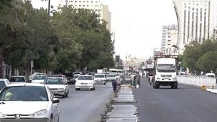 جمع‌آوری نرده‌های بی‌آرتی خیابان امام رضا(ع) به منظور ایمن‌سازی مسیر تشییع پیکر رهبر شهید در مشهد