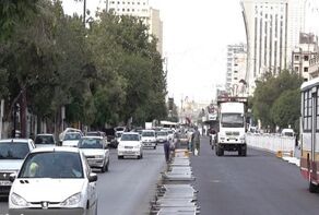 جمع‌آوری نرده‌های بی‌آرتی خیابان امام رضا(ع) به منظور ایمن‌سازی مسیر تشییع پیکر رهبر شهید در مشهد
