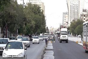 جمع‌آوری نرده‌های بی‌آرتی خیابان امام رضا(ع) به منظور ایمن‌سازی مسیر تشییع پیکر رهبر شهید در مشهد