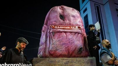 نصب المان کوله‌پشتی صورتی در میدان بسیج مشهد