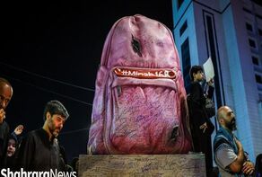 نصب المان کوله‌پشتی صورتی در میدان بسیج مشهد