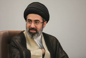 آیت‌الله سید مجتبی خامنه‌ای در خاکسپاری رهبر شهید حضور داشتند