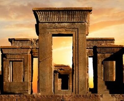 «نادیا و پویا»؛ اسامی ماندگار بر دیواره‌ی تخت‌جمشید یا زخمی تازه بر پیکر حافظه تاریخی ایران؟/ یادگاری‌نویسی روی آثار تاریخی جرم است؟