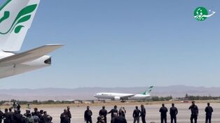 لحظه ورود هواپیمای حامل پیکر رهبر شهید به مشهد