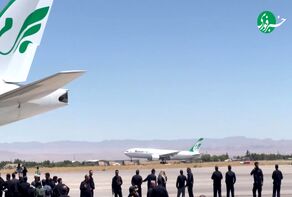 لحظه ورود هواپیمای حامل پیکر رهبر شهید به مشهد