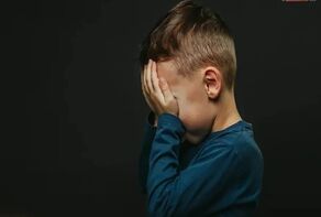 فیلم لحظه آزادی پسربچه ای از شکنجه گاه پدرش در خوی / پسرک باور ندارد نجات یافته است