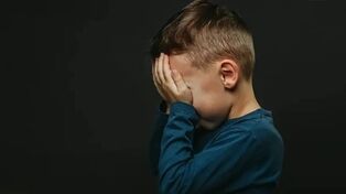 فیلم لحظه آزادی پسربچه ای از شکنجه گاه پدرش در خوی / پسرک باور ندارد نجات یافته است