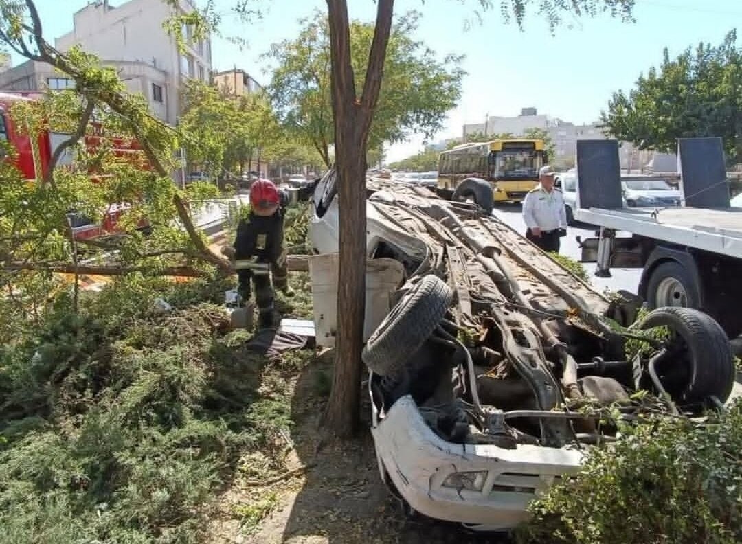 نجات مادر و پسر از حادثه واژگونی پراید در بزرگراه هاشمی‌رفسنجانی مشهد