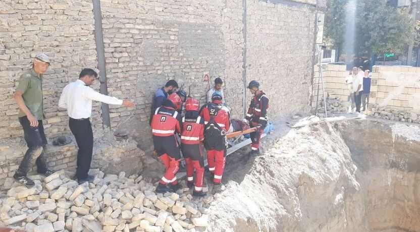 سقوط دو کارگر جوان در چاه ۱۱ متری