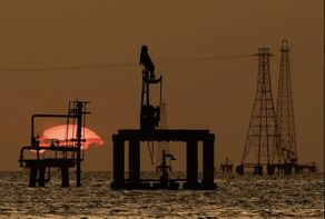 نقض جدید قوانین تردد در تنگه هرمز و صعود قیمت نفت به ۱۰۲ دلار 