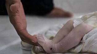 فیلم صحنه قتل دردناک نوزاد چند روزه توسط پدرش و پرت جنازه اش از پنجره آپارتمان به بیرون
