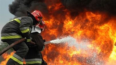 حریق تعویض روغنی در مشهد؛ ۲ مصدوم و سرایت آتش به واحدهای مسکونی