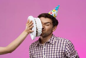 به هیچ‌وجه صورت کسی را داخل کیک تولد نکوبید