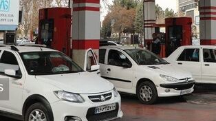 صف‌های بنزین زمان مشهدی‌ها را می‌بلعد | توپ صف بنزین در زمین مردم