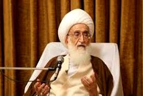  آیت‌الله نوری همدانی نماز را بر پیکر رهبر شهید اقامه می‌کند