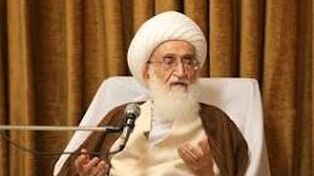  آیت‌الله نوری همدانی نماز را بر پیکر رهبر شهید اقامه می‌کند