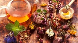 نقش موثر دمنوش‌ها و شربت‌های طبیعی در تقویت گوارش و آرام‌سازی بدن