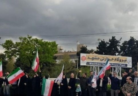 تشکیل زنجیره انسانی مردم در کنار نیروگاه حرارتی مشهد + فیلم (۱۸ فروردین ۱۴۰۵)