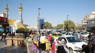 اولین تصویر از ورود خودروی حامل پیکر شهدا به میان جمعیت منتظر 
