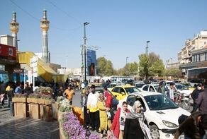 اولین تصویر از ورود خودروی حامل پیکر شهدا به میان جمعیت منتظر 