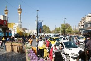 اولین تصویر از ورود خودروی حامل پیکر شهدا به میان جمعیت منتظر 